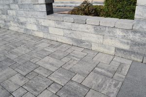betónová dlažba Villa Nobile antico, farba granito a betónový plot Duvar light, farba granito