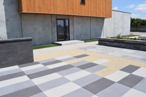 betónové platne Terrazza Grande, farba sivá, strieborná a grafitová | plotový systém Metropol Uni, farba grafitová