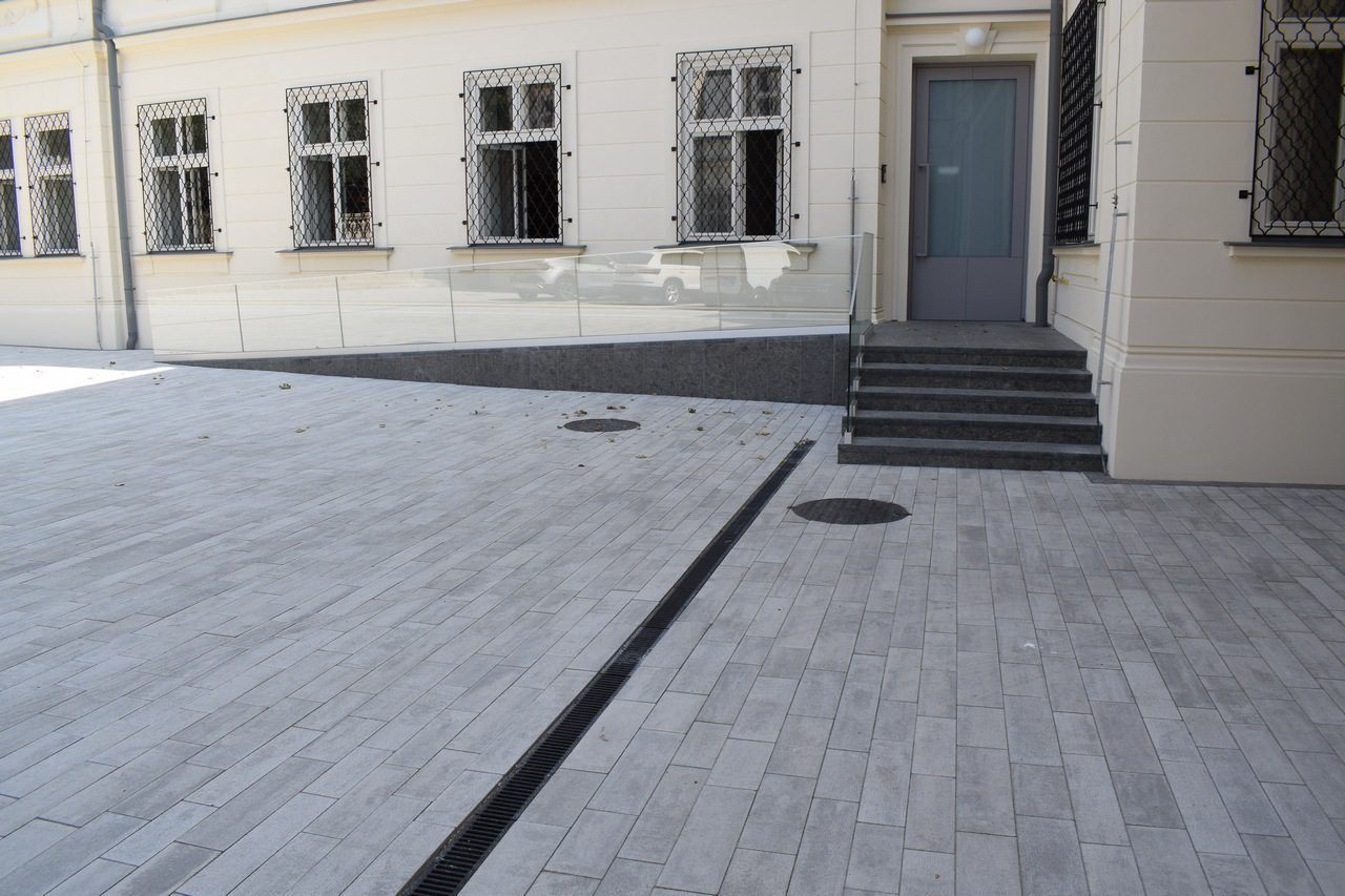 city stone design_betonova dlazba_listela senso_white shadow_dom hudby bratislava_5