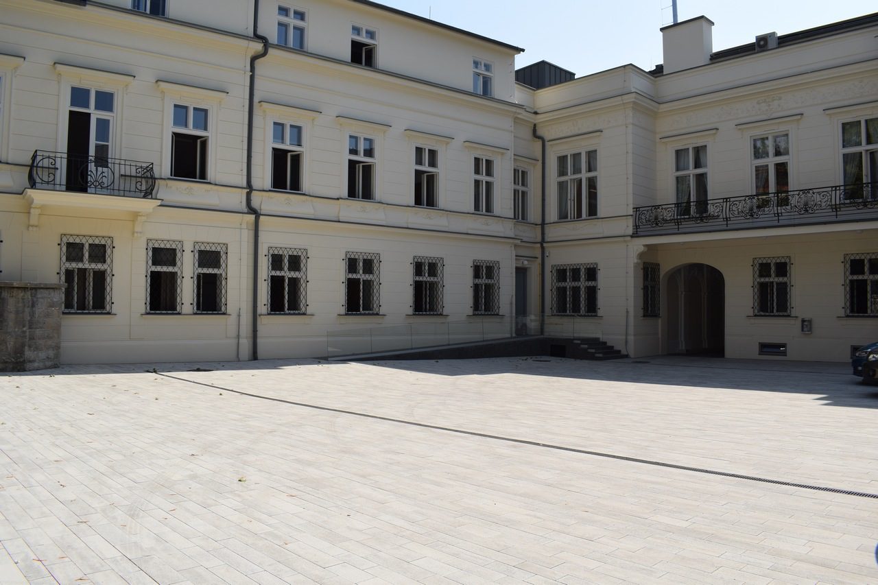 city stone design_betonova dlazba_listela senso_white shadow_dom hudby bratislava_8