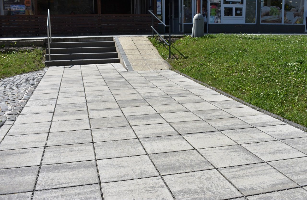 city stone design_betonove platne_bardejov_nakupne centrum_1 betónové platne Granada naturo, farba granito a betónové schodiskové bloky Softistep naturo, farba grafitová