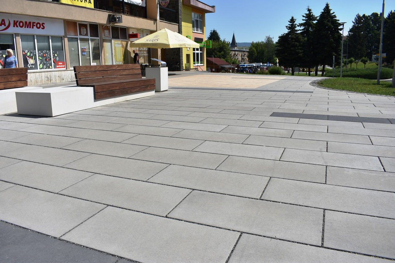city stone design_betonove platne_bardejov_nakupne centrum_4 betónové platne Maxima, farba sivá a grafitová