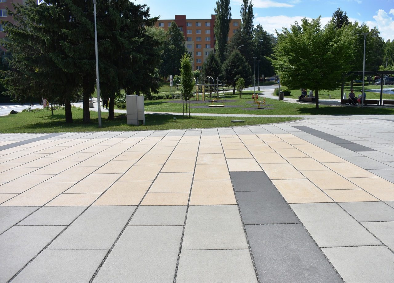 city stone design_betonove platne_bardejov_nakupne centrum_5 betónové platne Maxima, farba sivá, béžová a grafitová