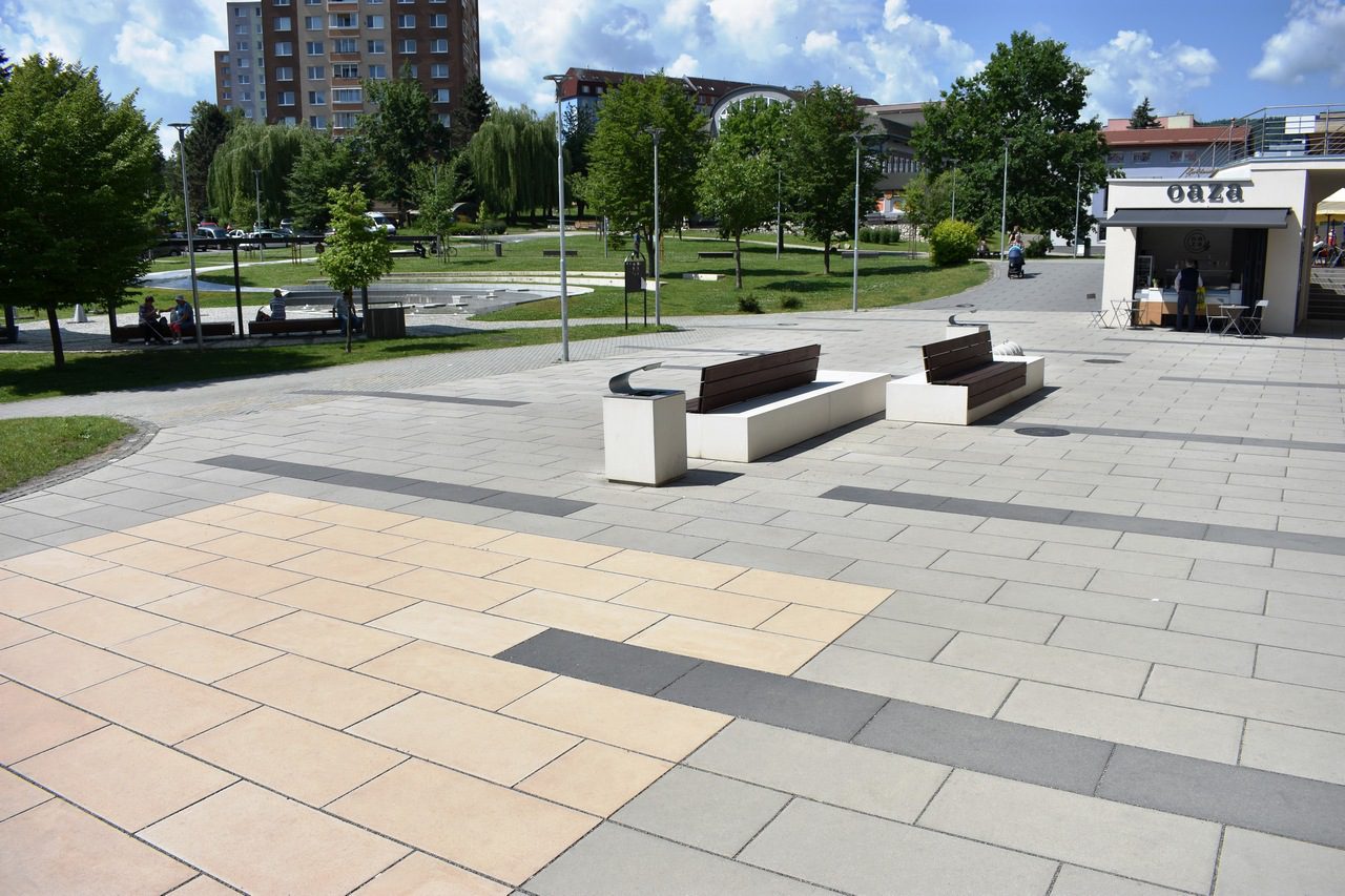 city stone design_betonove platne_bardejov_nakupne centrum_7 betónové platne Maxima, farba sivá, béžová a grafitová