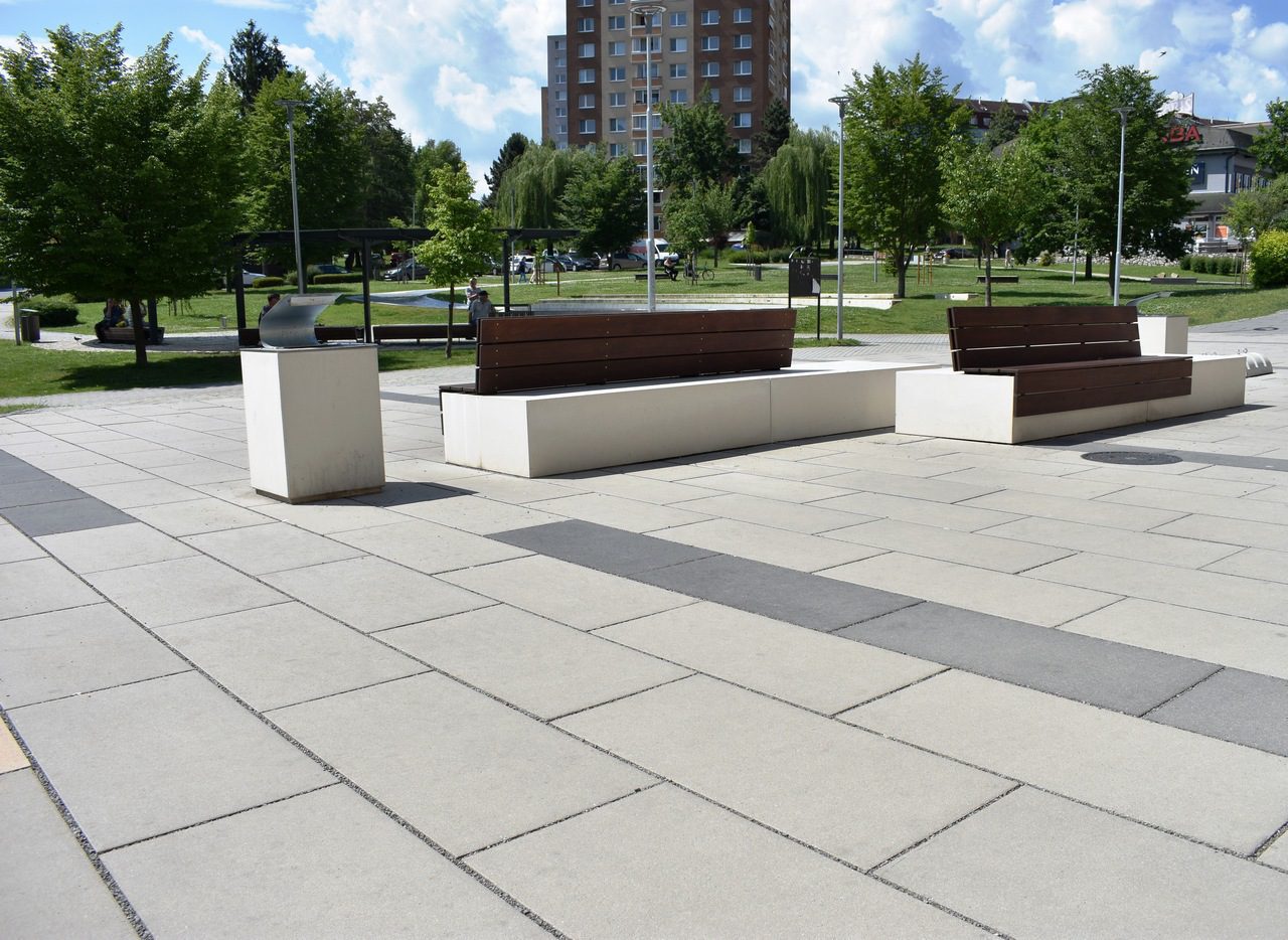 city stone design_betonove platne_bardejov_nakupne centrum_8 betónové platne Maxima, farba sivá a grafitová