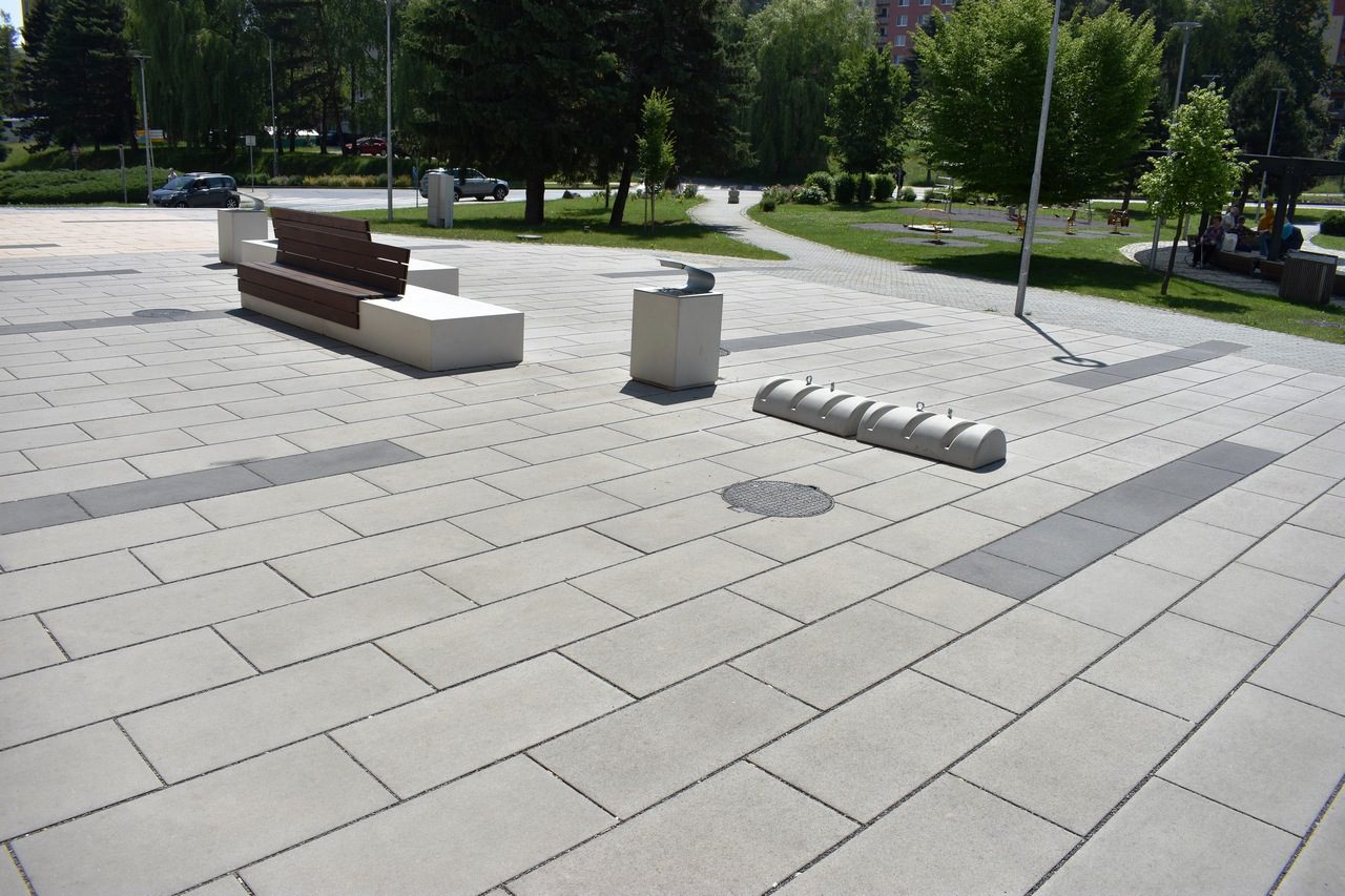 city stone design_betonove platne_bardejov_nakupne centrum_9 betónové platne Maxima, farba sivá a grafitová