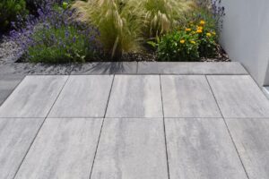 betónové platne Terrazza Grande, farba granito | schodiskové bloky Softistep naturo, farba black-shadow
