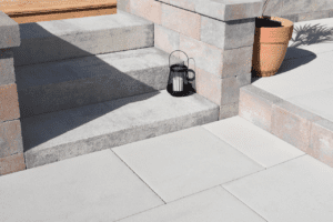 schodiskový blok Softistep light, farba granito, platne Maxima kombi, farba krémová a plotový systém Duvar light, farba sépia