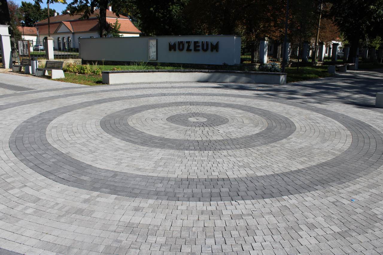 city stone design_inspiracie_verejny sektor_Michalovce_kostolne namestie_1