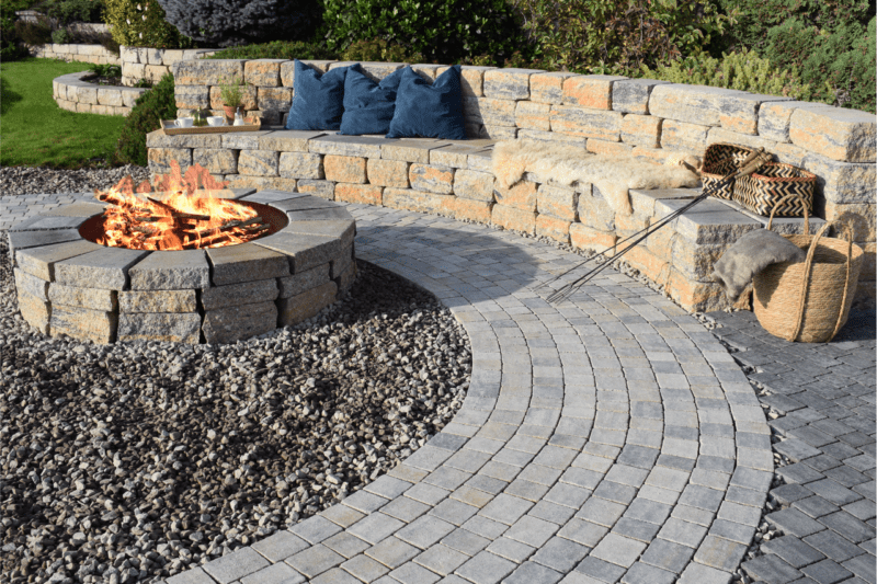 Oblé záhradné sedenie Arcadia, farba dolomite / kruhové ohnisko Arcadia, farba dolomite / betónová dlažba Bella Piccola antico, dolomite