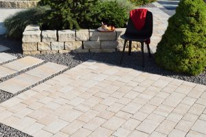 betónová dlažba City Stone antico, farba latte a betónové bloky Arcadia, farba pieskovec