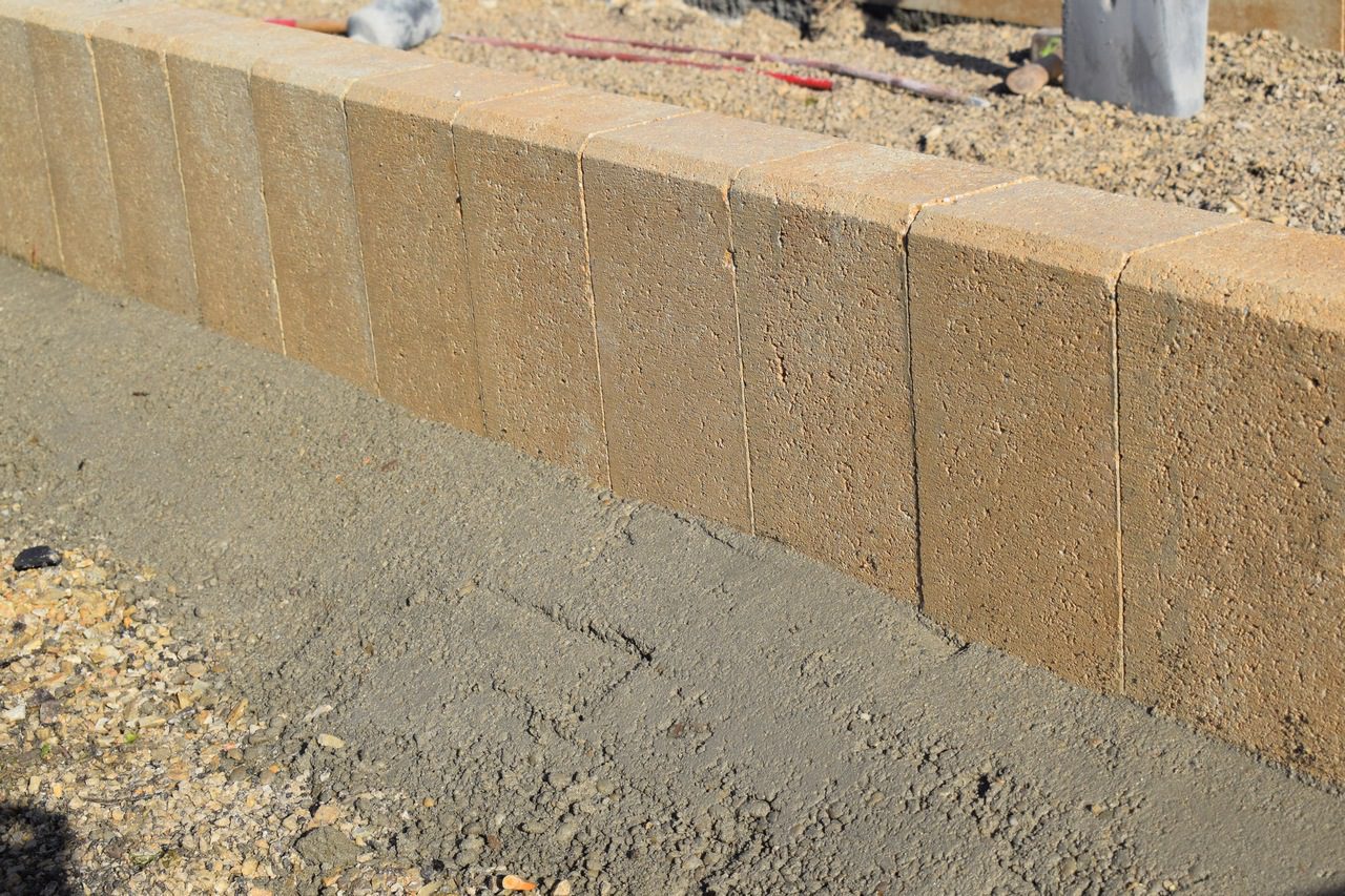 citystonedesign_betonove palisady_osadenie do lozka