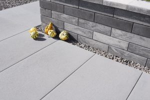betónové platne Maxima, farba strieborná | betónový plot Metropol Uni, farba granito a grafitová