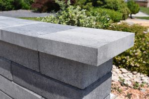 zákrytová doska Universo, farba granito a betónový plot Metropol Uni, farba granito